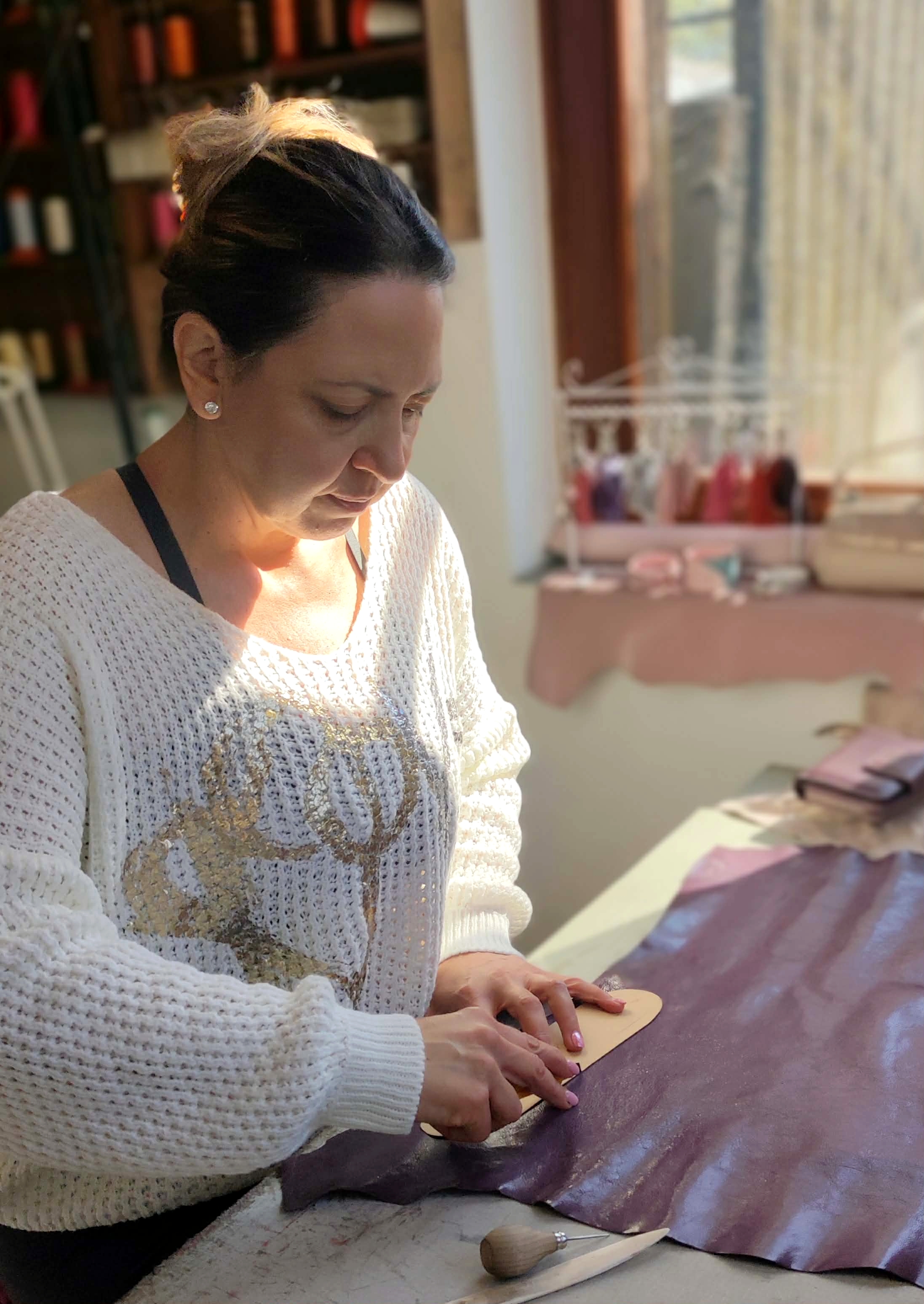 Hladony Viktória bördíszműves